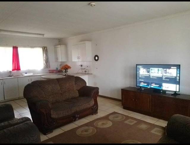 2 BEDROOM TOWNHOUSE FOR SALE IN LADYBRAND